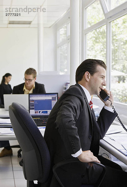 Mitarbeiter im geschäftigen Büro