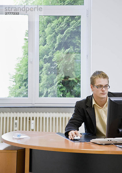 Mann am Computer im Büro