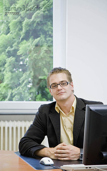 Porträt eines Mannes am Computer im Büro