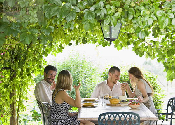 Gruppenessen im Garten