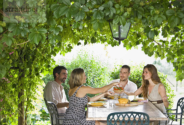 Gruppenessen im Garten