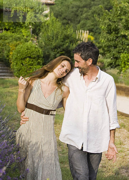Porträt eines Paares beim Spaziergang im Garten