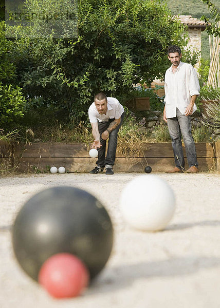 Zwei Männer spielen Bocciaball