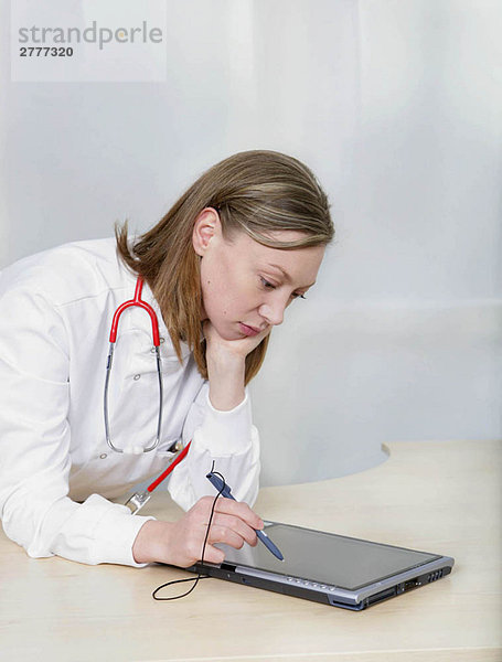 Ärztin mit Tablet PC