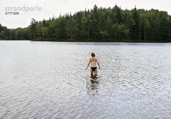 Frau im See stehend