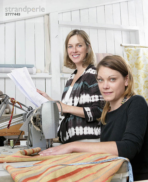 Portraits 2 Frauen bei der Arbeit