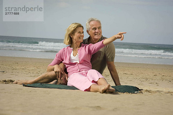 Paar am Strand gesessen