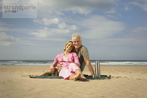 Paar am Strand gesessen