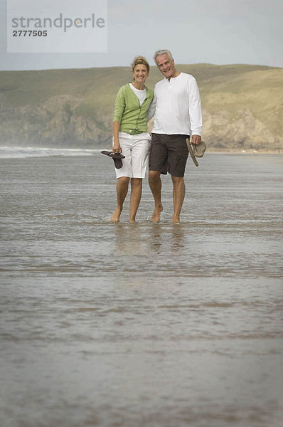 Paar Arm in Arm auf einem Strand