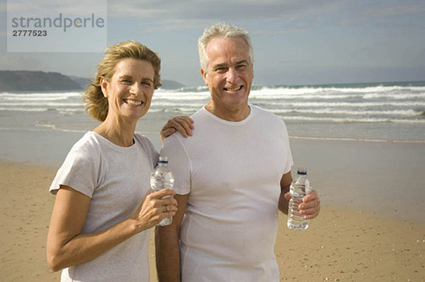 Paar Trinkwasser am Strand