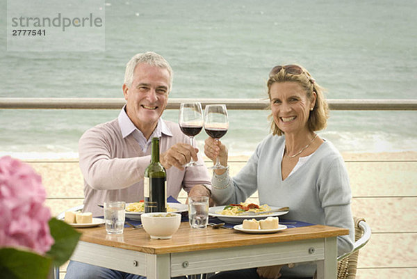 Gemeinsames Essen im Restaurant am Meer