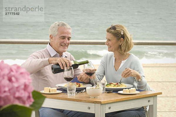 Gemeinsames Essen im Restaurant am Meer