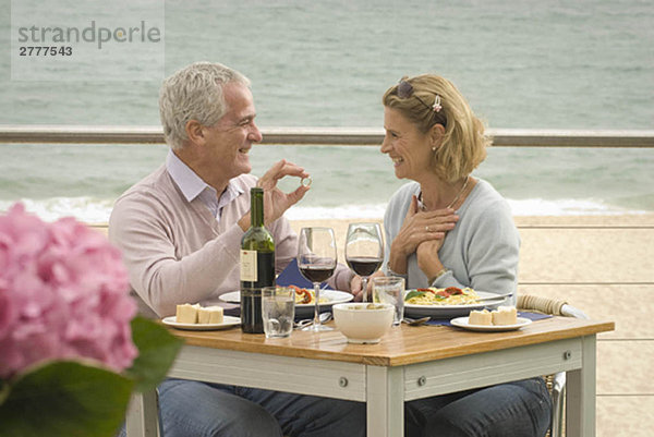 Gemeinsames Essen im Restaurant am Meer