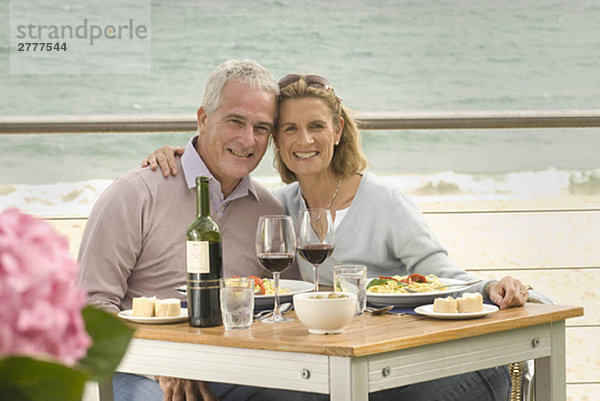 Gemeinsames Essen im Restaurant am Meer