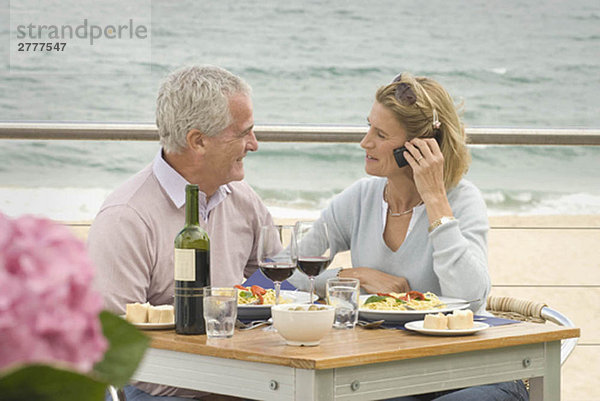 Gemeinsames Essen im Restaurant am Meer