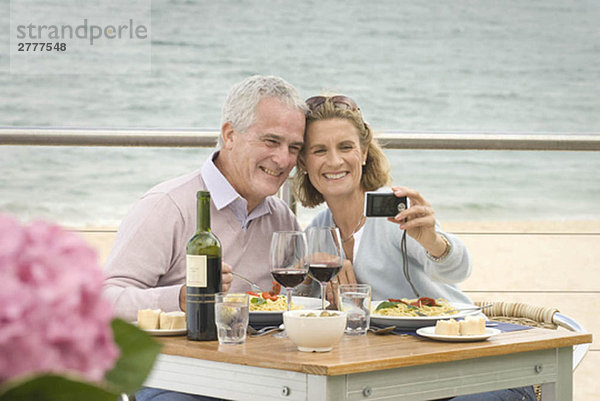 Gemeinsames Essen im Restaurant am Meer