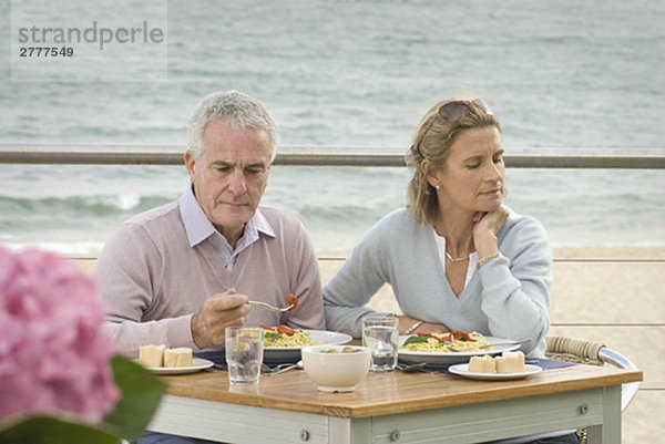 Gemeinsames Essen im Restaurant am Meer