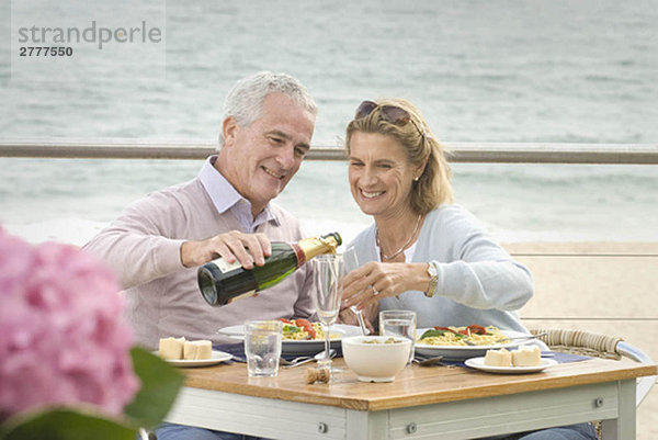 Gemeinsames Essen im Restaurant am Meer