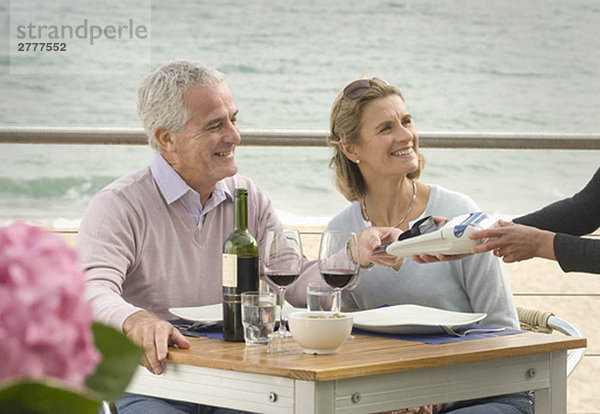 Gemeinsames Essen im Restaurant am Meer