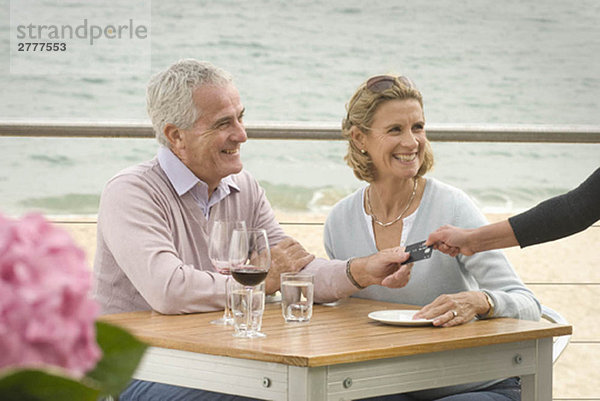 Gemeinsames Essen im Restaurant am Meer