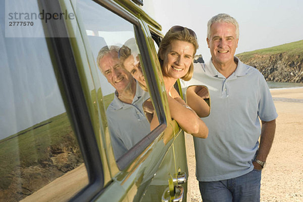 Erwachsenes Paar mit Oldtimer-Wohnmobil