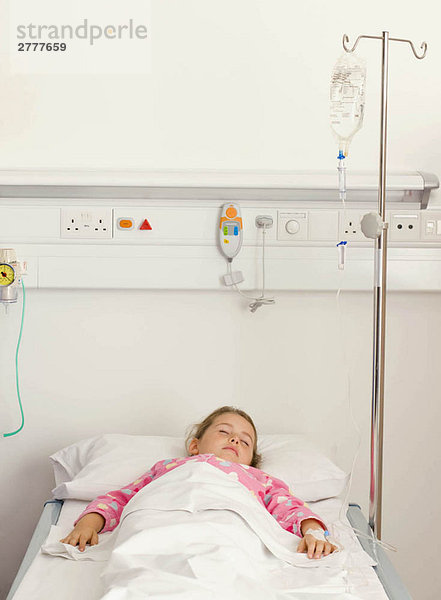 Ein kleines Mädchen in einem Krankenhausbett