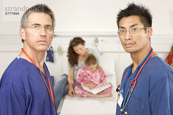 Ein Porträt von zwei Ärzten und einem Patienten