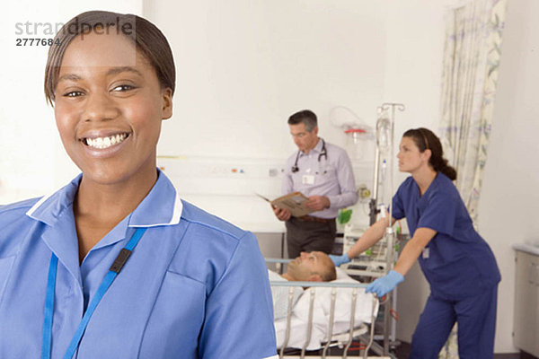Ein Porträt einer lächelnden Krankenschwester