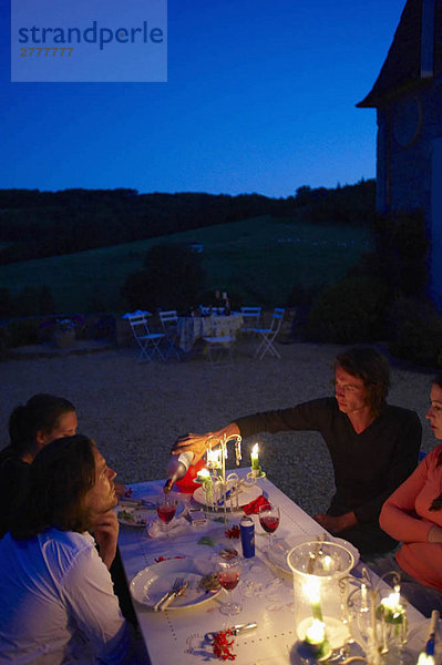 Freunde beim Abendessen im Freien