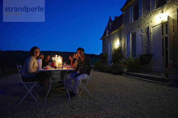 Freunde beim Abendessen im Freien