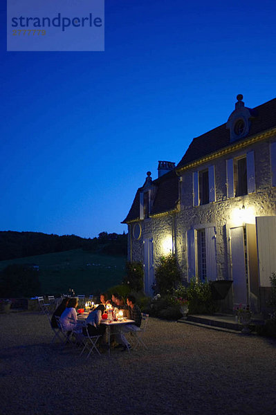 Freunde beim Abendessen im Freien