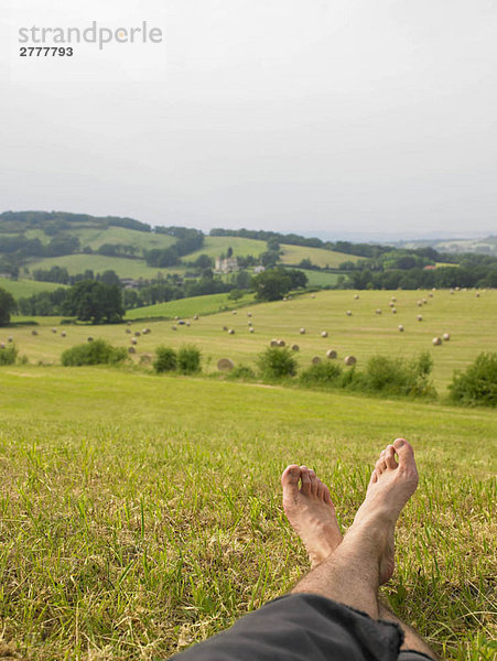 Nackte Füße im Feld