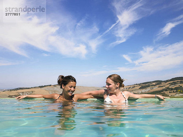 Frauen beim Klatschen im Schwimmbad