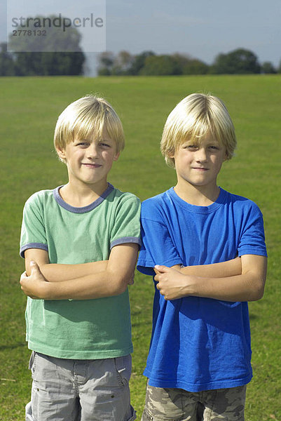 zwei blonde Jungs