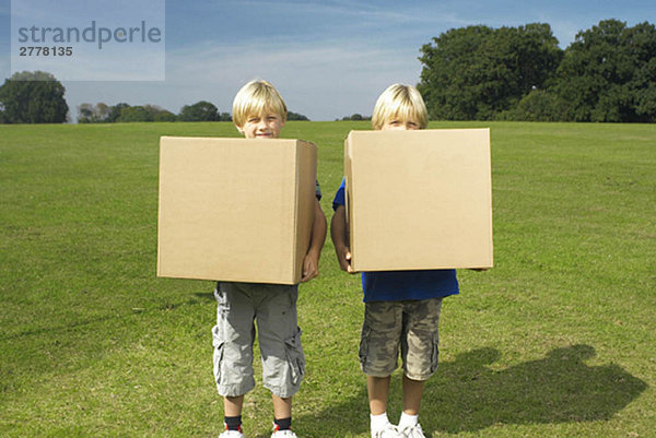 zwei Jungen mit Kisten