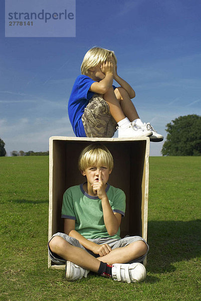 zwei Jungen spielen mit Box