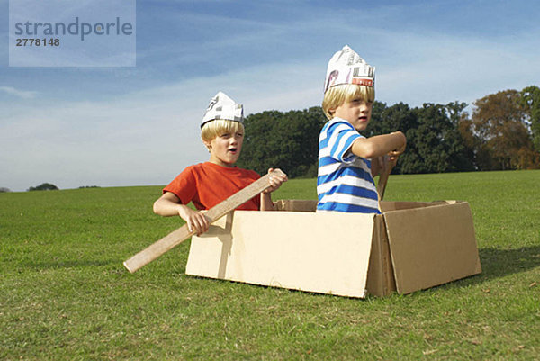 Jungen mit Box als imaginäres Boot