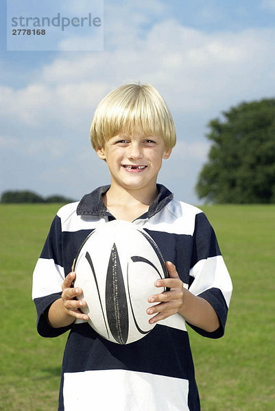 Junge mit Rugbyball