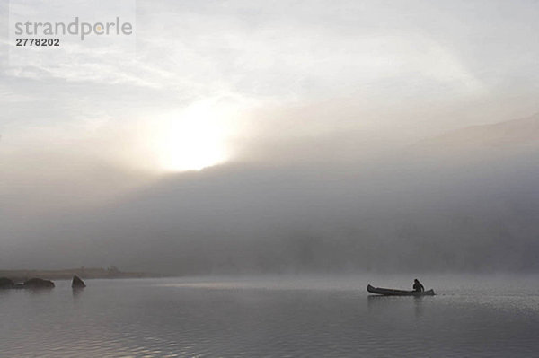 Kajakfahren im Morgennebel.