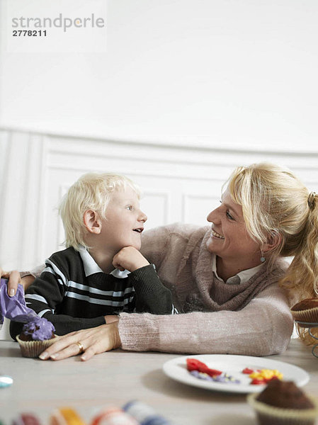 Familie macht Cupcakes