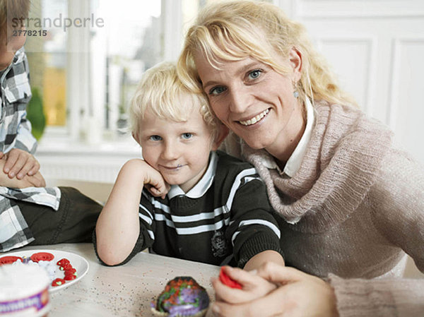 Familie macht Cupcakes