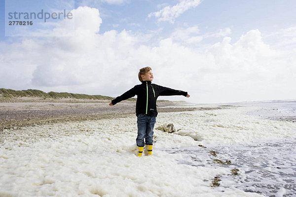 Junge am Strand