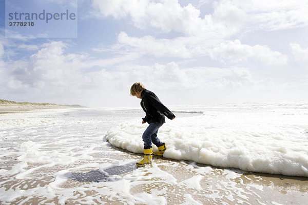 Junge am Strand