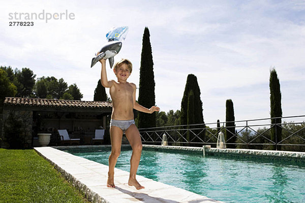 Junge beim Laufen im Schwimmbad