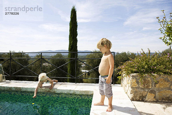 2 Jungen am Pool