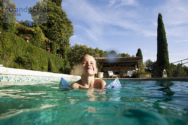 Junge im Schwimmbad