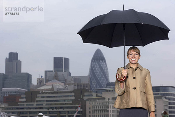 Frau mit Regenschirm Stadtlandschaft