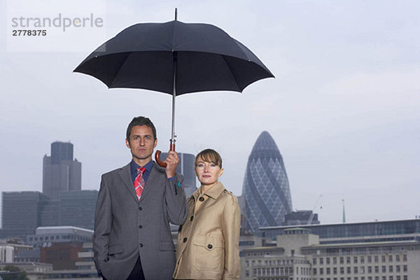 Mann & Frau mit Regenschirm Stadtlandschaft