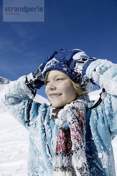 Portrait eines jungen lächelnd auf verschneiten Landschaft