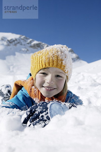 Kind im Schnee spielen